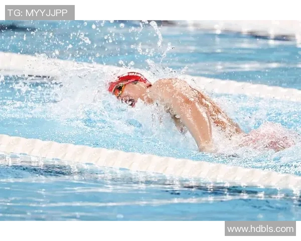 激情四溢的游泳竞技赛场挑战极限速度展示运动员顽强拼搏精神